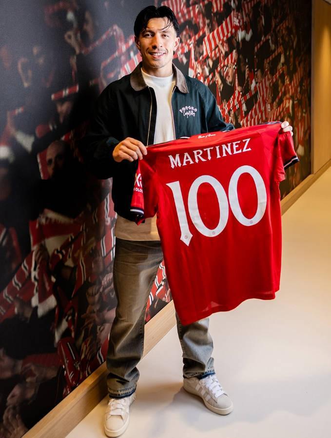 完成曼联生涯第100场比赛,利马获赠纪念球衣